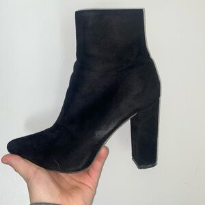 Black Heeled Boots with Chunky Heel and Sleek Design